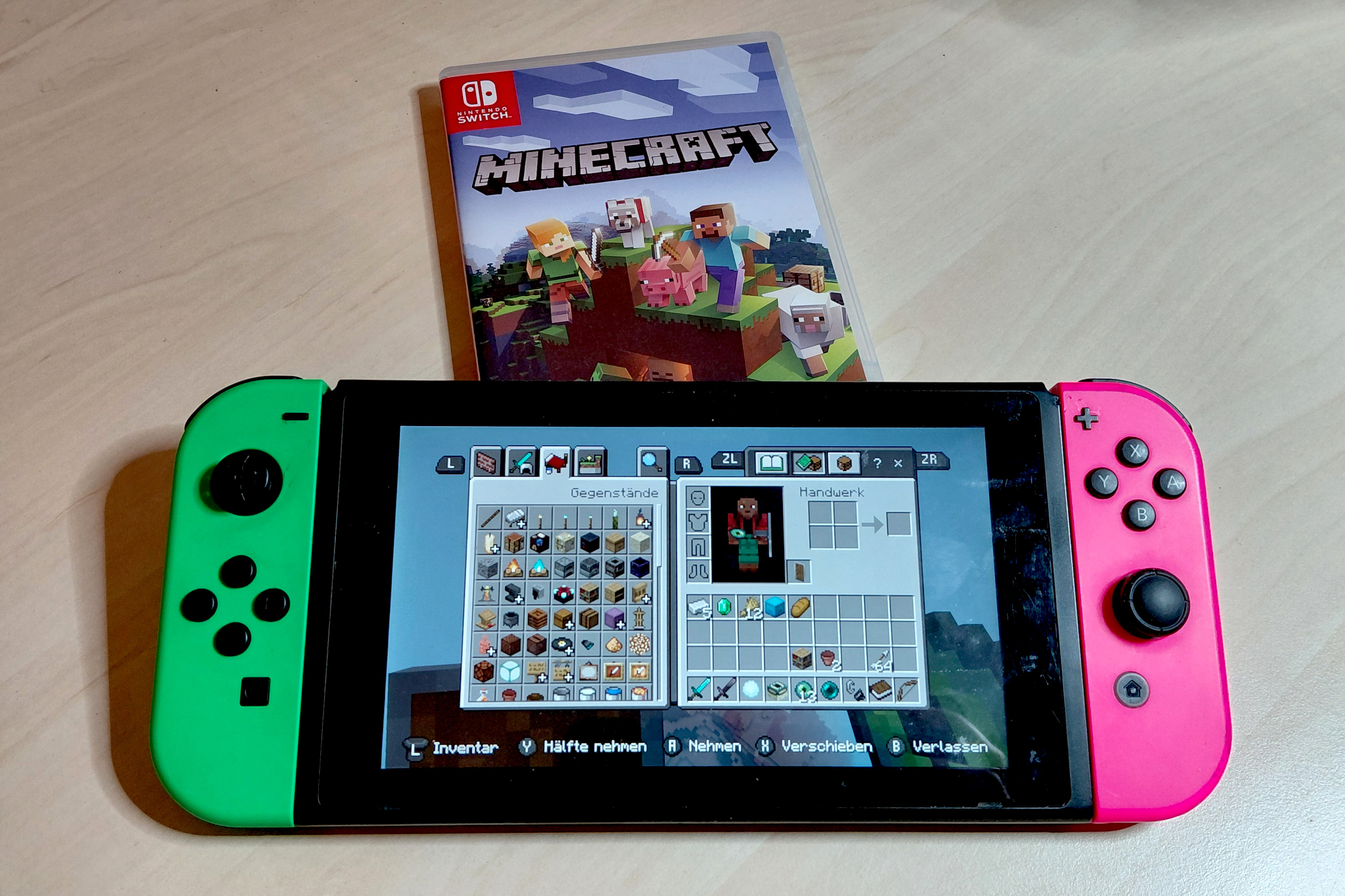 Eine Nintendo Switch mit einem Minecraft-Spiel