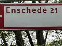 Schild: 'Enschede 21 km'