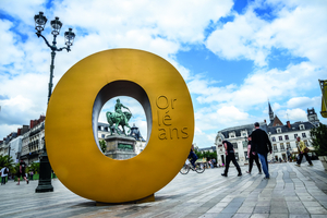 Platz du Matroi in Orléans: Buchstabe "O" als große Skulptur