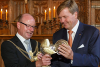 Markus Lewe und König Willem Alexander halten gemeinsam dem Goldenen Hahn fest.