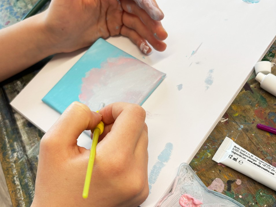 Jugendliche macht eine Collage