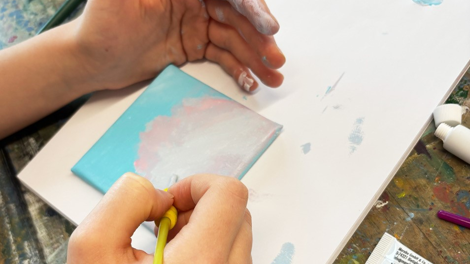 Jugendliche macht eine Collage