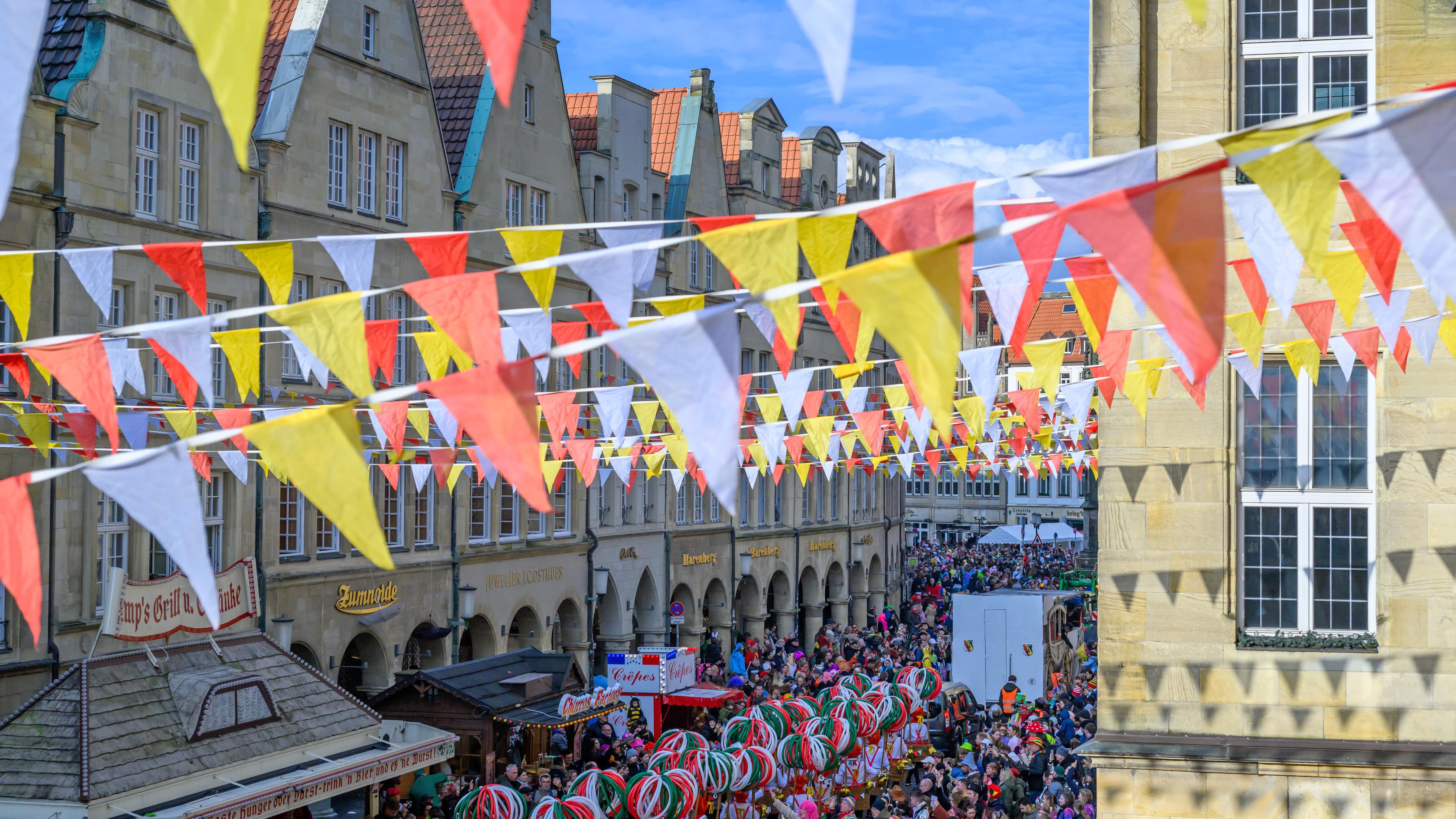 Bunte Fähnchen über dem Prinzipalmarkt