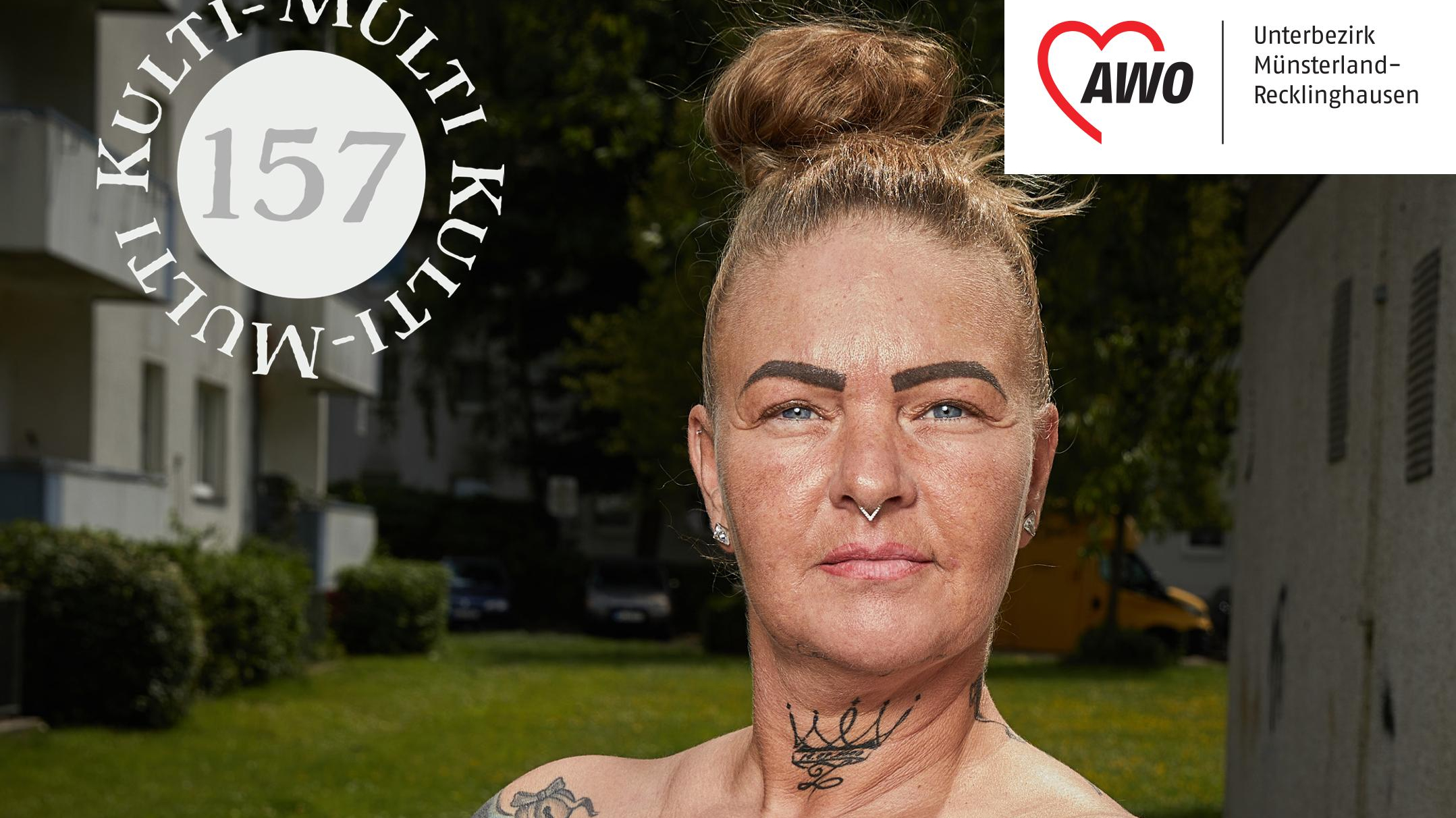 Plakatmotiv mit blonder tätowierter Frau