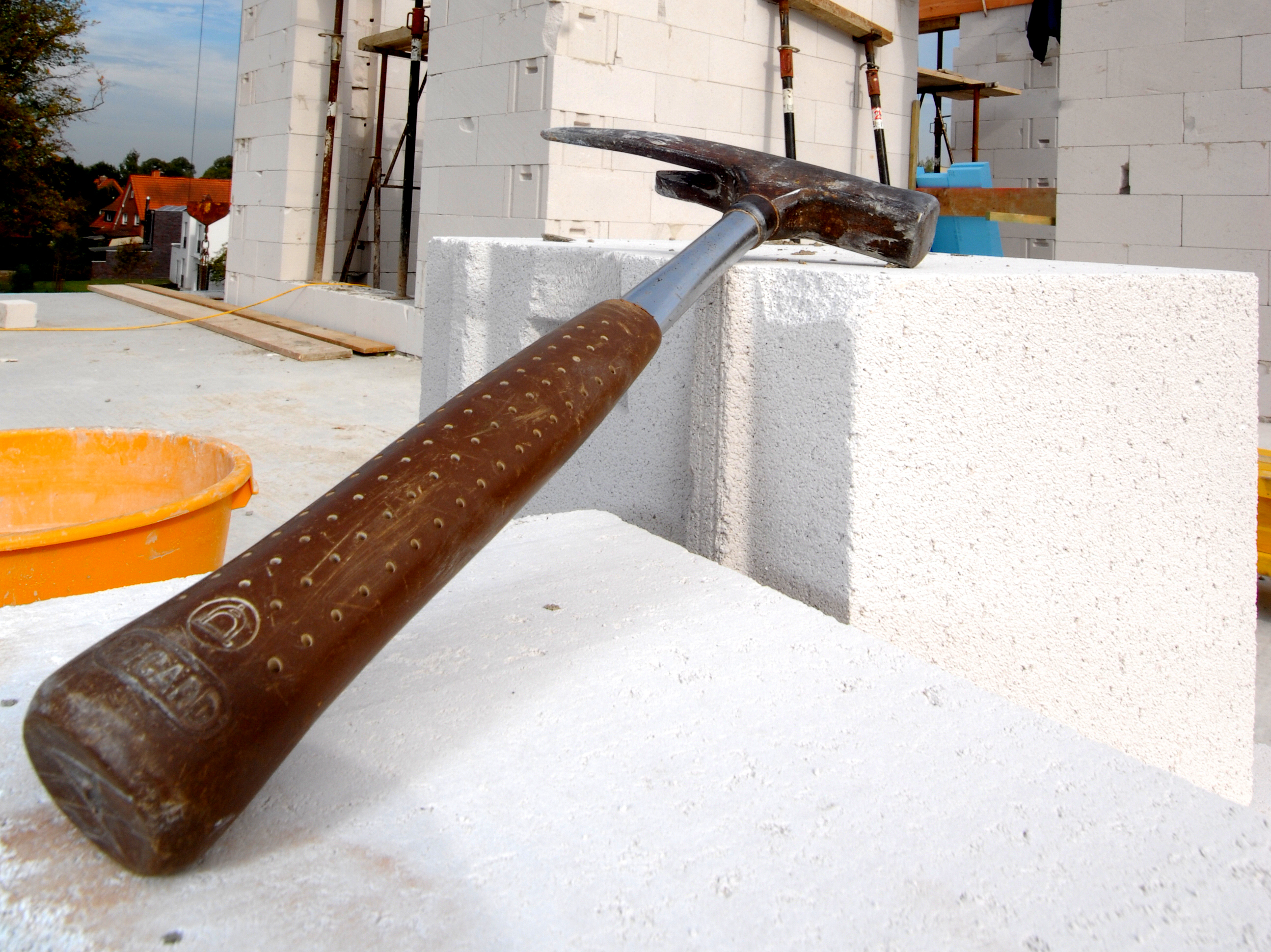 Ein Hammer auf einer Baustelle