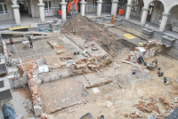 Blick in die Ausgrabung im Innenhof der heutigen Wohnanlage „Clemensbögen“