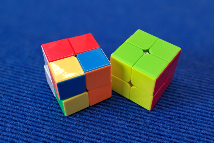 Zwei Zauberwürfel mit 2 mal 2 mal 2 Feldern