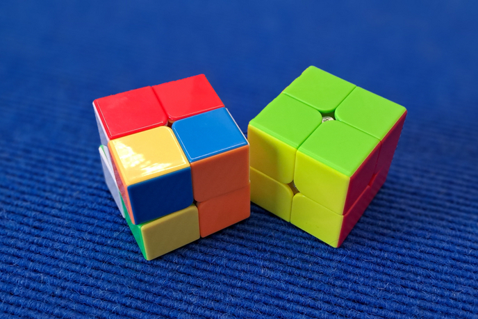 Zwei Zauberwürfel mit 2 mal 2 mal 2 Feldern