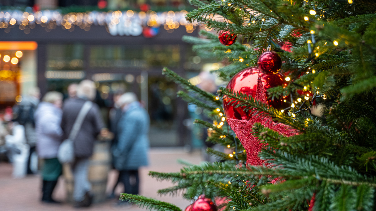 Eingang der vhs am Aegidiimarkt. Die Tür ist geschlossen.