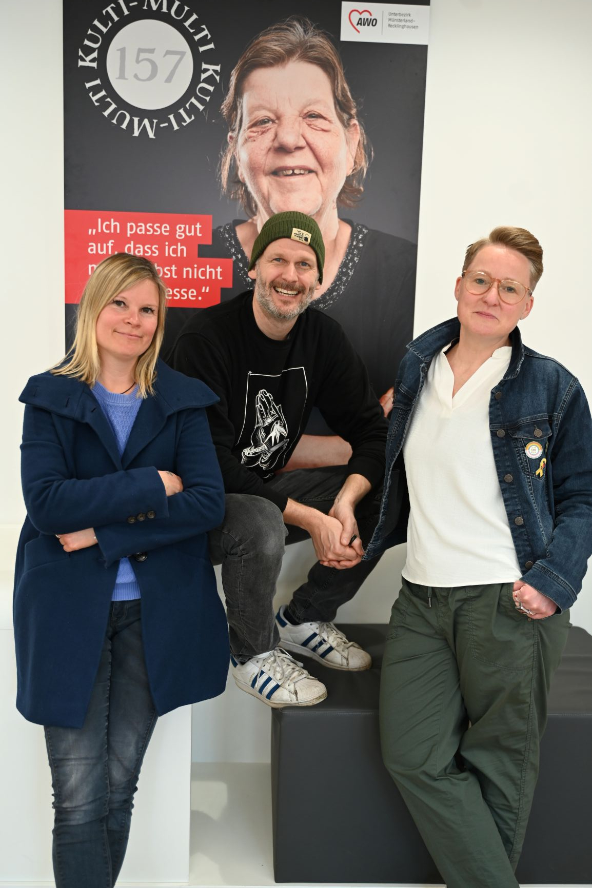 Blonde Frau, Mann mit Mütze, blonde Frau 