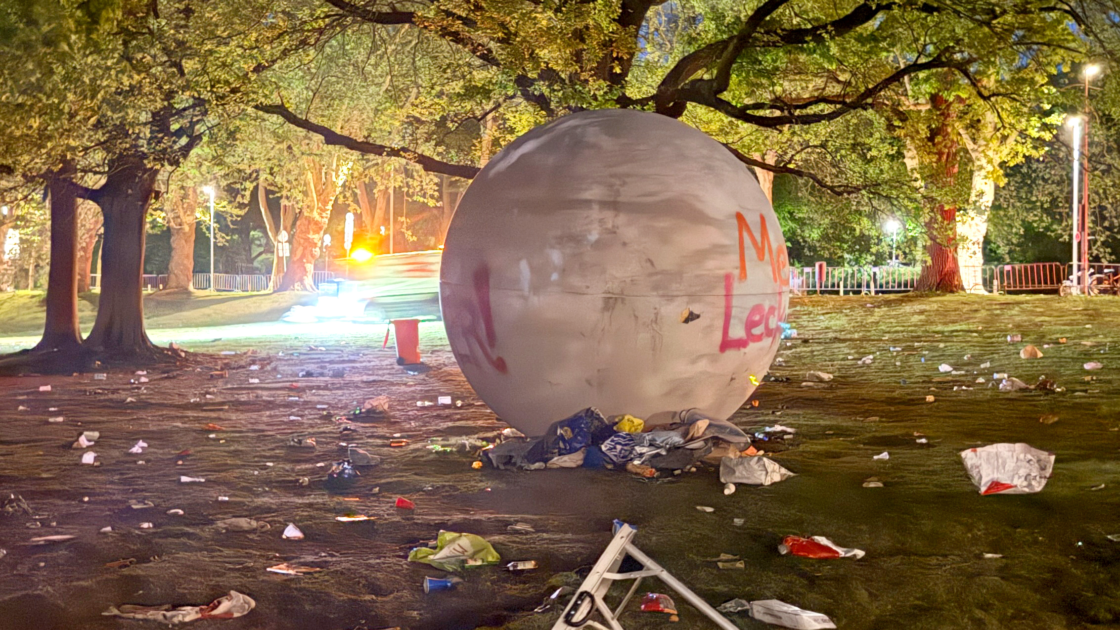 Müll auf der Wiese vor einer der Giant Pool Balls am Aasee