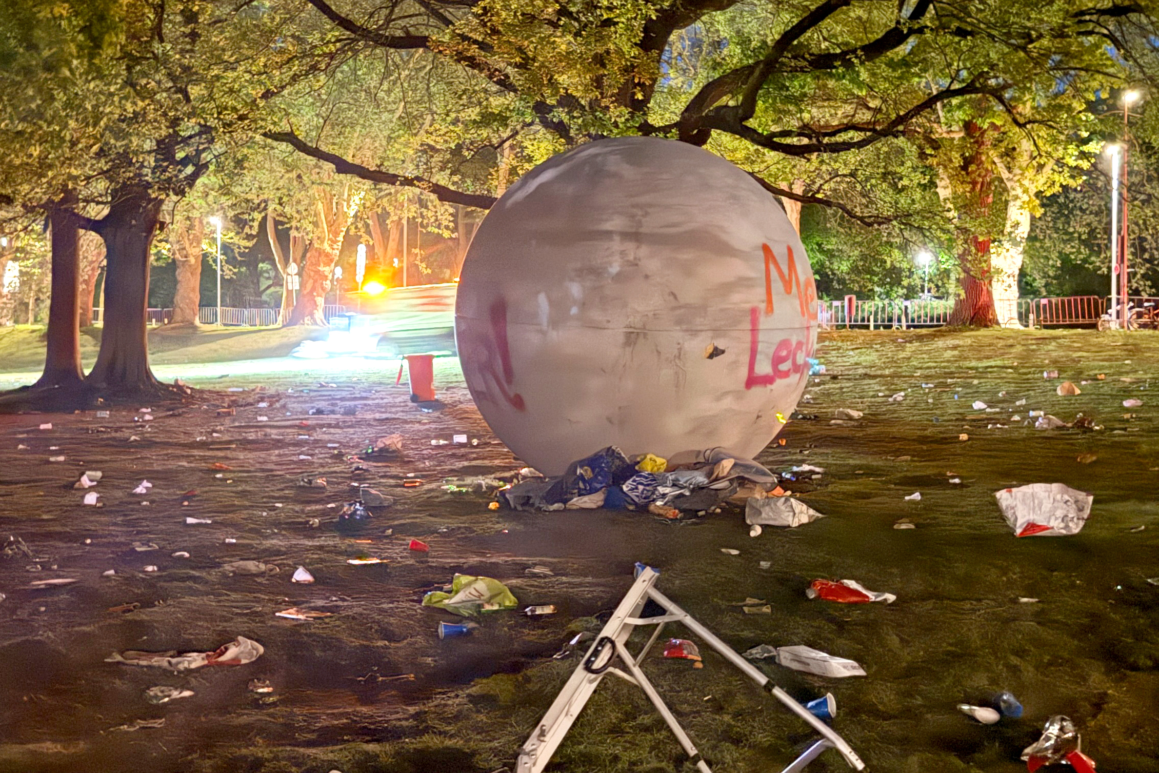 Müll auf der Wiese vor einer der Giant Pool Balls am Aasee