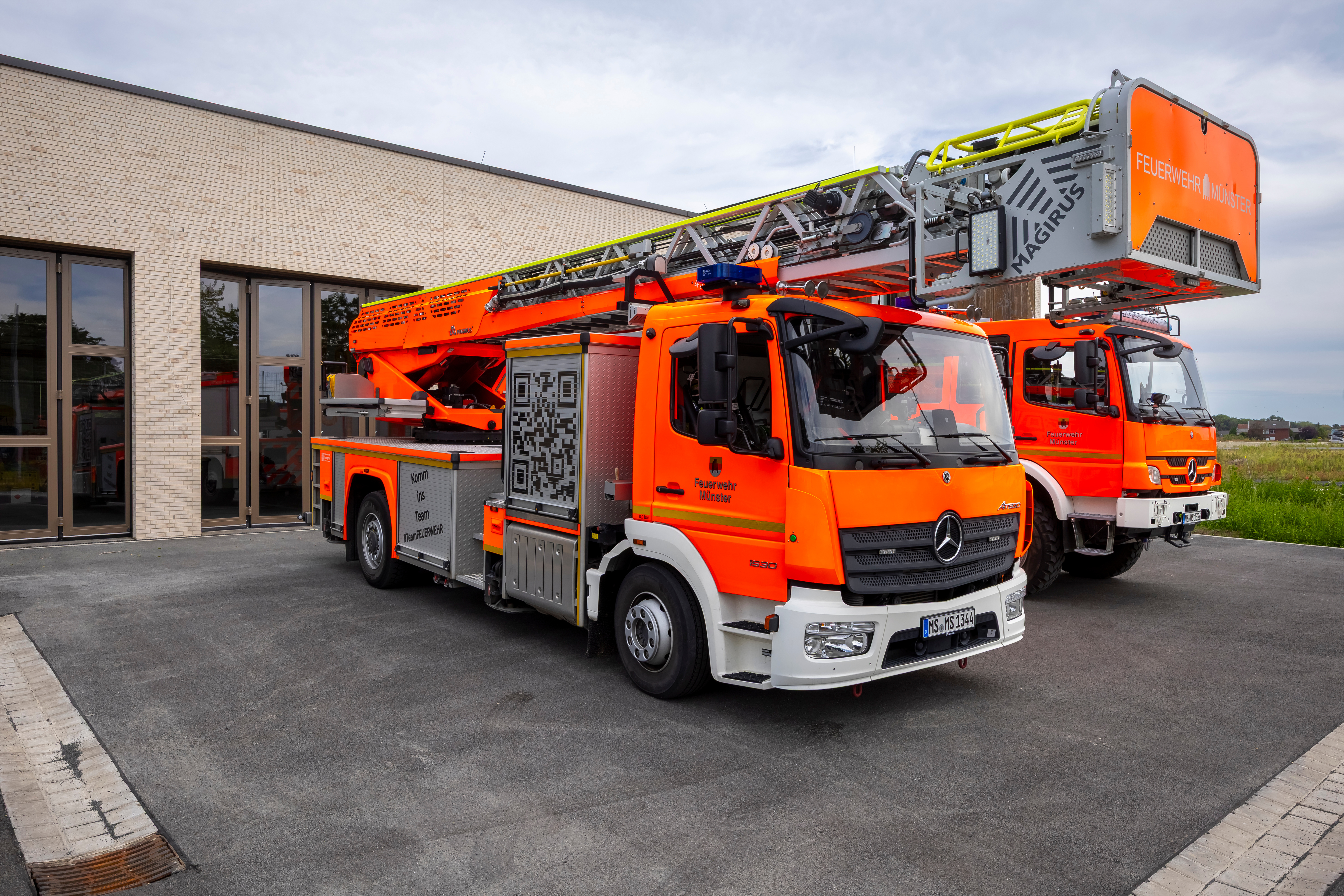 Außenansicht Feuerwehrhaus Albachten mit zwei Einsatzfahrzeugen
