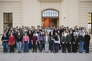 Gruppenfoto vor einem Gebäude