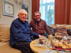 Leiter Stefan Querl bei einem Besuch in Marģers Vestermanis Wohnung zum Interview im Jahre 2023