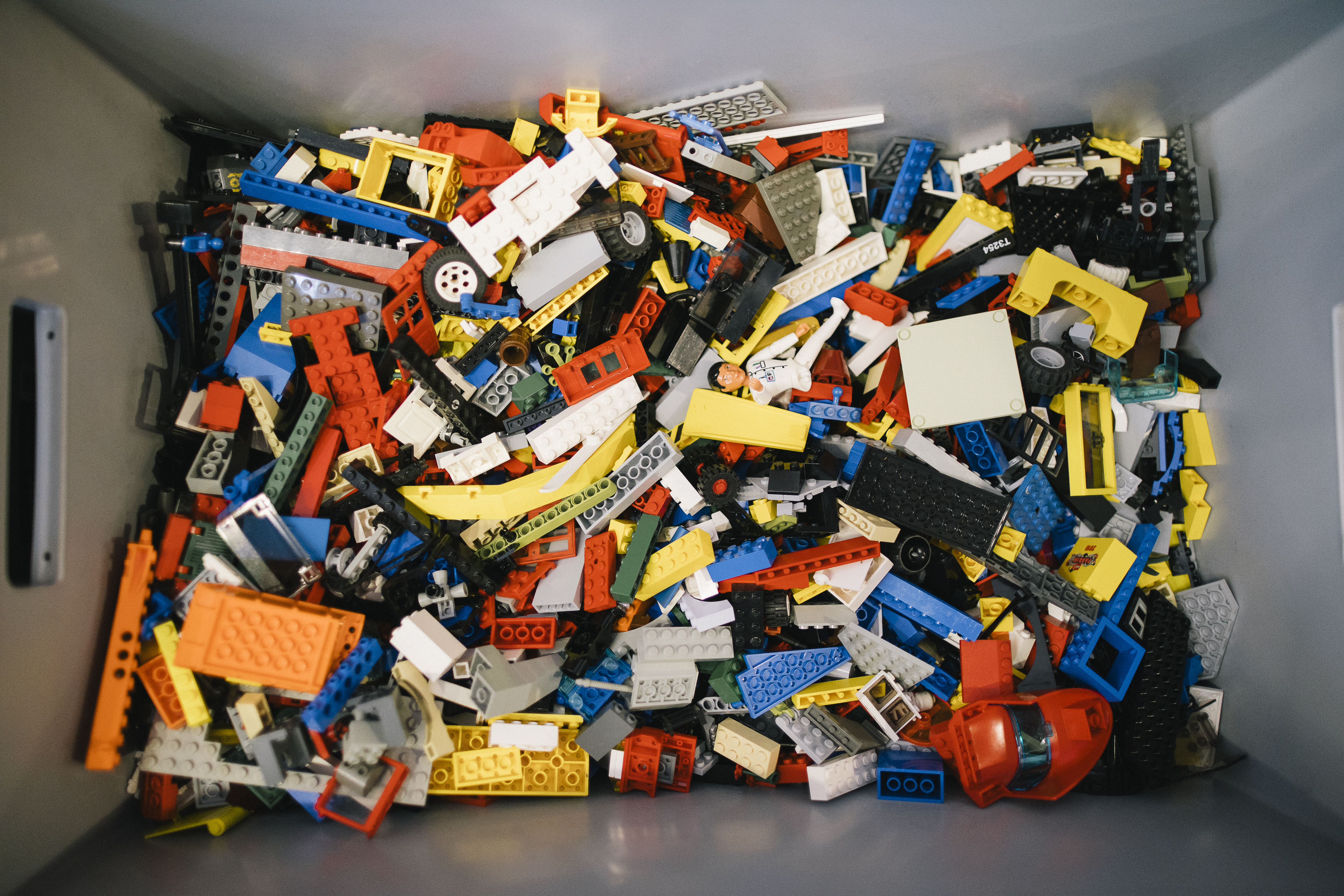 Lego® Steine in einer grauen Kiste.