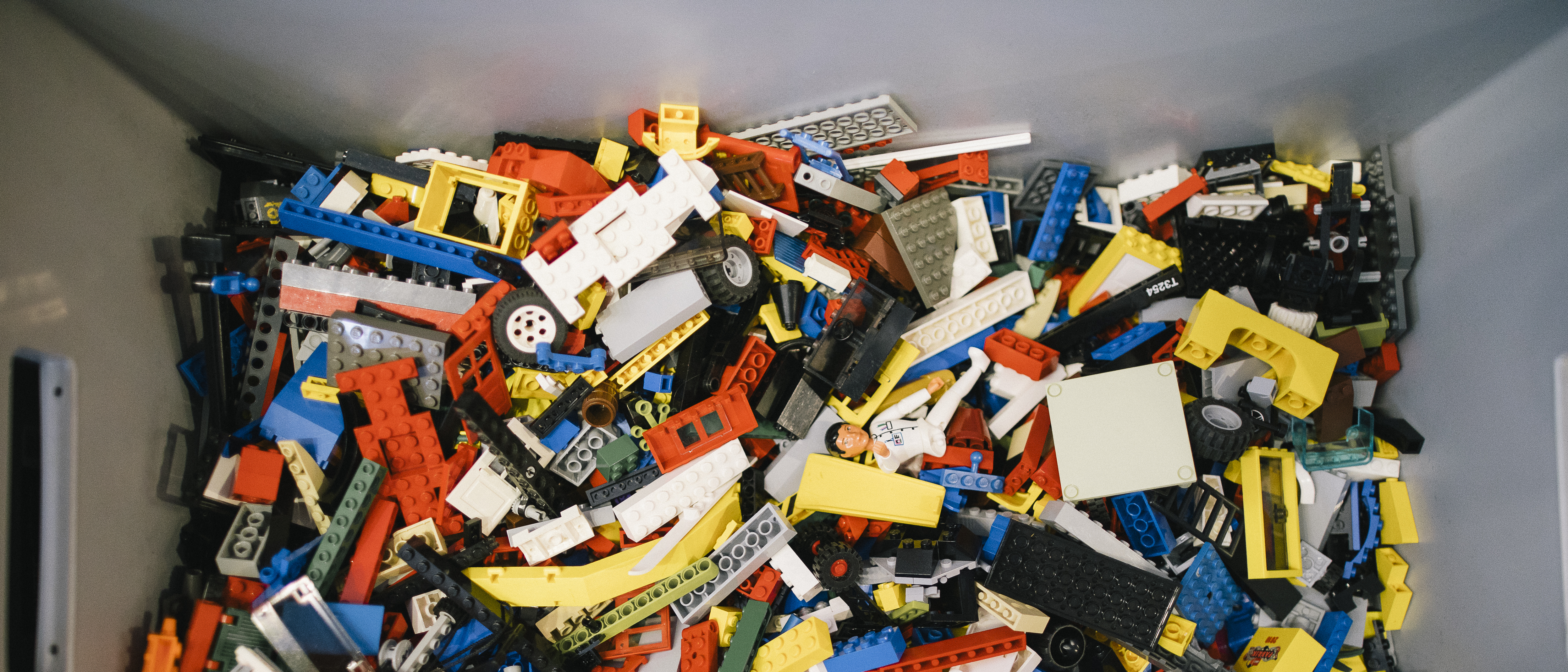 Lego® Steine in einer grauen Kiste.