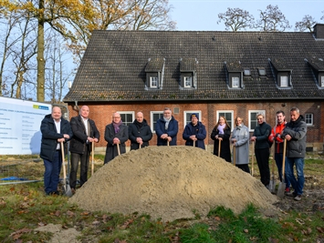 Oberbürgermeister Markus Lewe sowie Vertretung der Stadtverwaltung beim ersten Spatenstisch