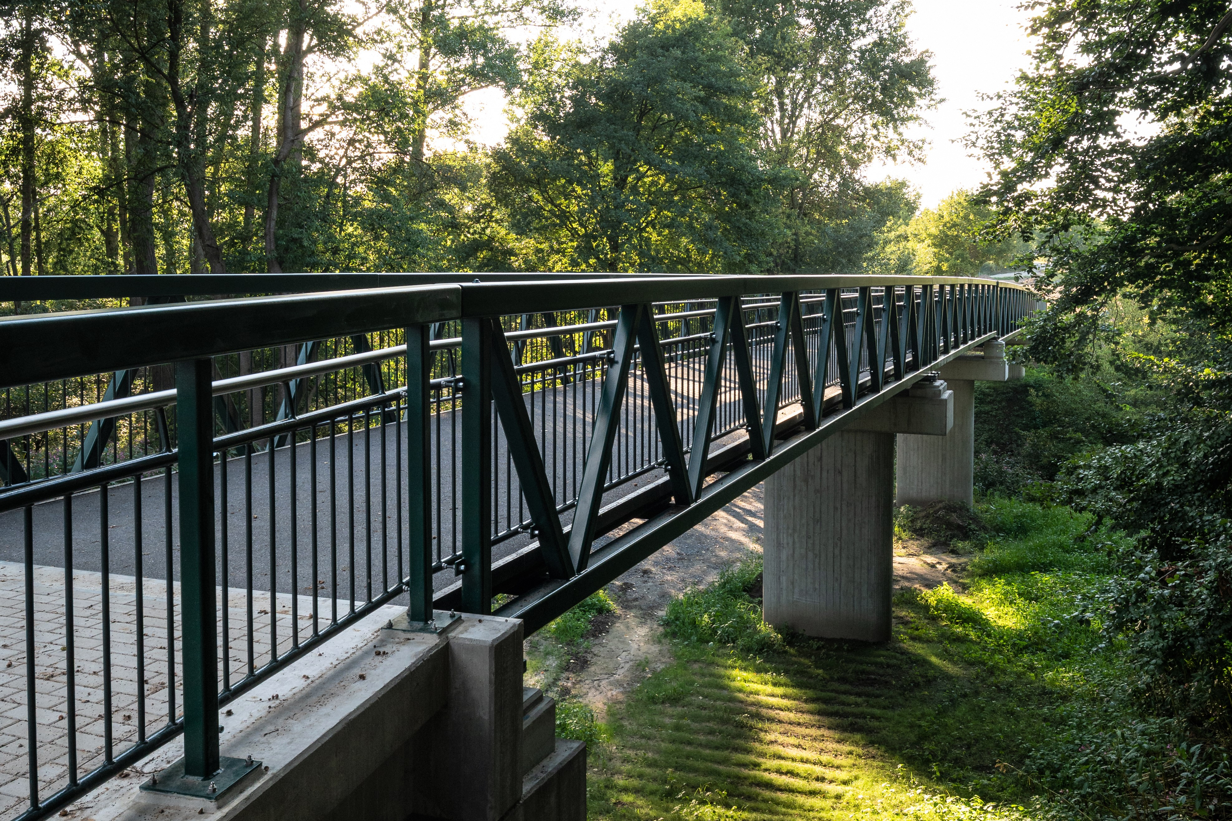 Blick auf die Brücke über die Werse im Grünen.