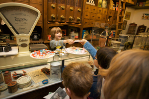 Kinder in den Laden Henke