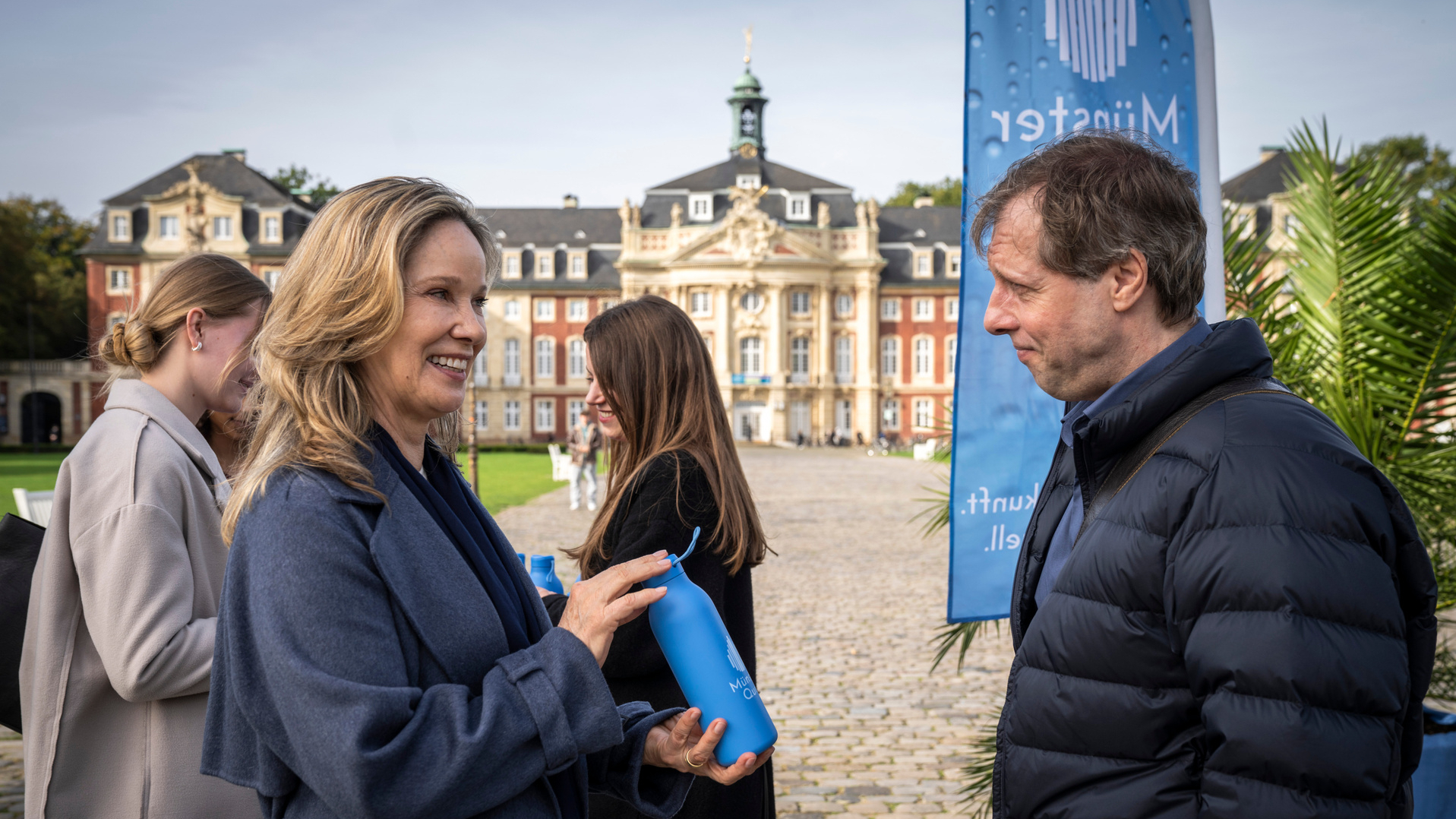 Mechthild Eckes (Ann-Kathrin Kramer) im Gespräch mit Ekki (Oliver Korittke) vor dem Schloss Münster