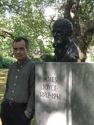 Foto zeigt Ulrich Blumenbach neben einer Statue zu Ehren von James Joyce.