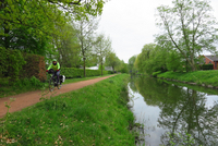 Radfahrerin auf einem Uferweg an der Vechte.