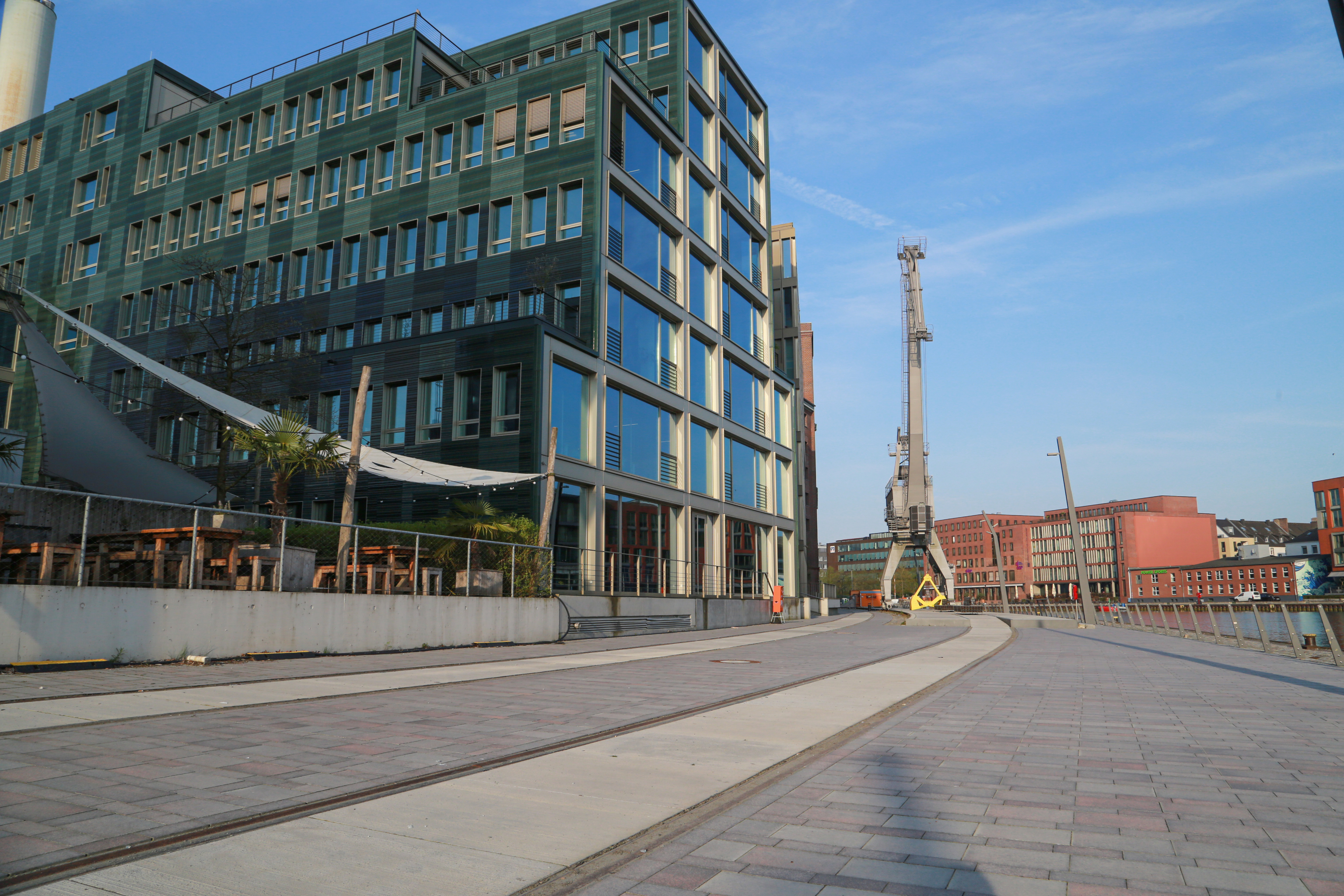 Blick auf die Hafenpromenade auf der Südseite mit Lastkran