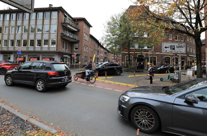 Abgebildet ist eine gefährliche Kreuzung der Mauritzstraße, an der Autofahrer und Fahrradfahrer sich kreuzen.