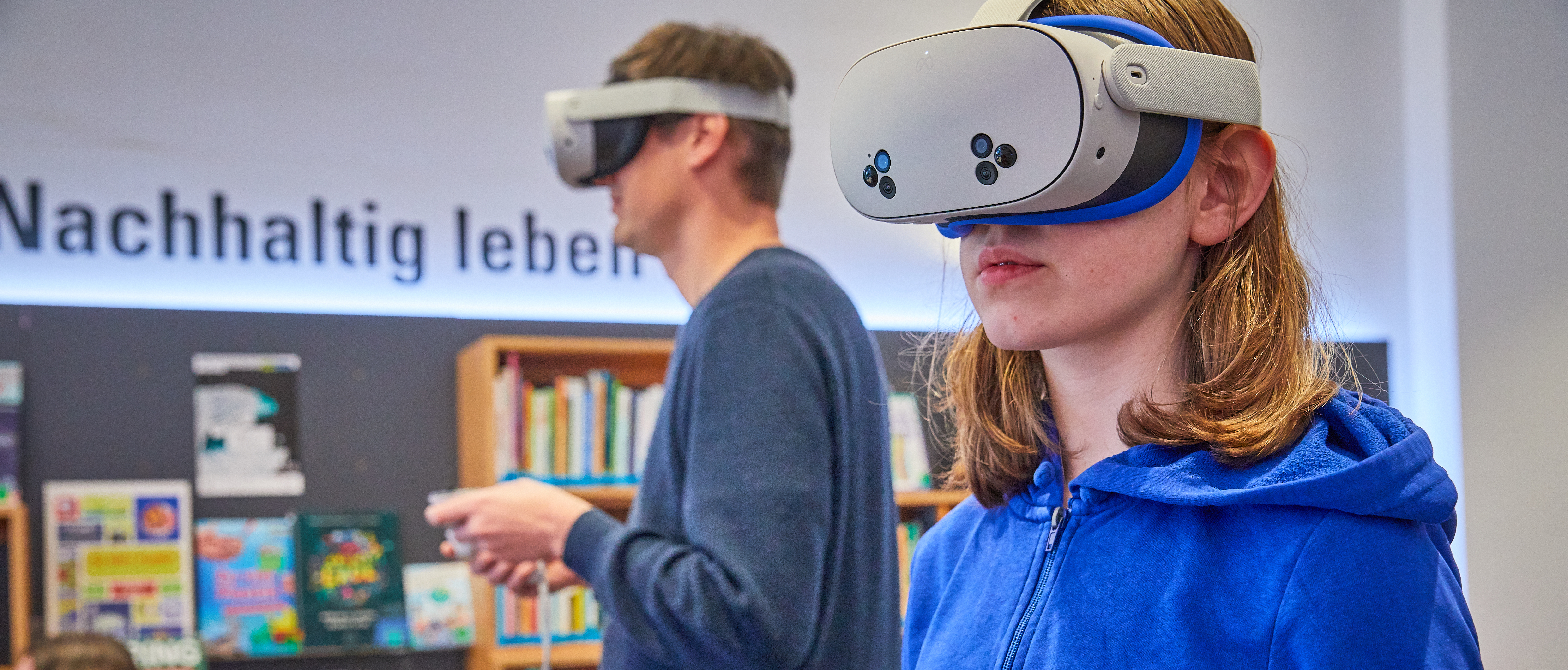 Personen testen Virtual Reality Brille in der Bibliothek der Dinge