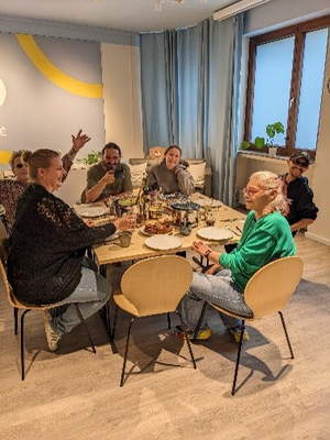 Gruppe von Menschen am Tisch