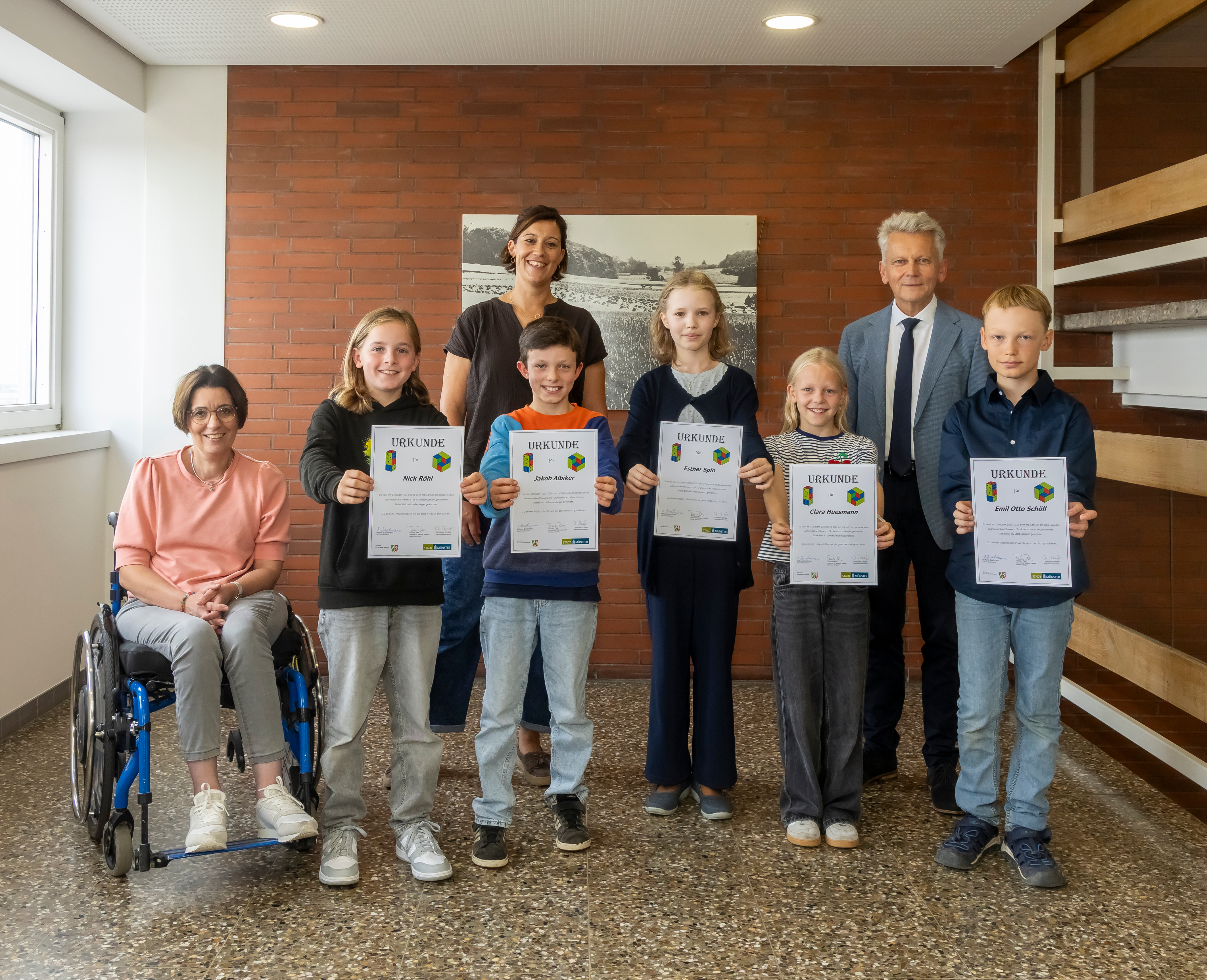 Gruppenbild, die Kinder halten ihre Urkunden hoch