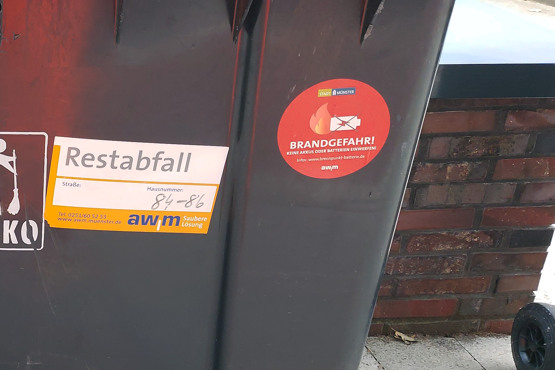 Aufkleber Brandgefahr auf Restabfallbehälter