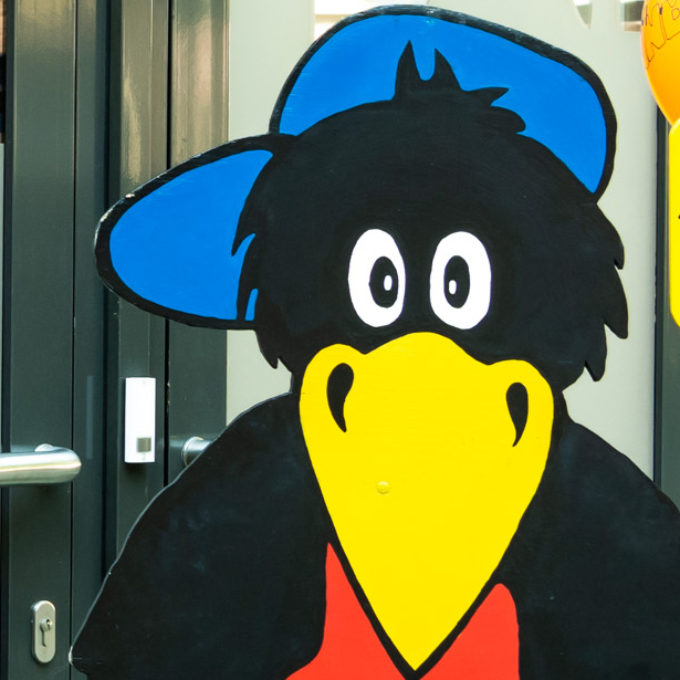 Comicfigur Rabe vor dem Kinderbüro der Stadt Münster
