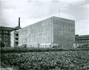 Ein oberirdischer Bunker. Schwarz-Weiß Foto.