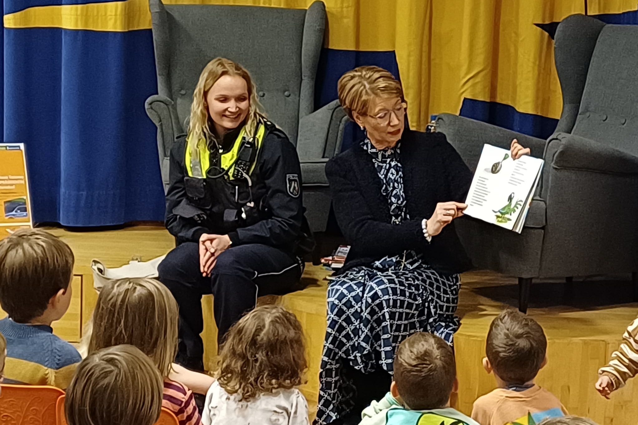 Oberkommissarin Anna Tastowe und Polizeipräsidentin Alexandra Dorndorf lesen vor.