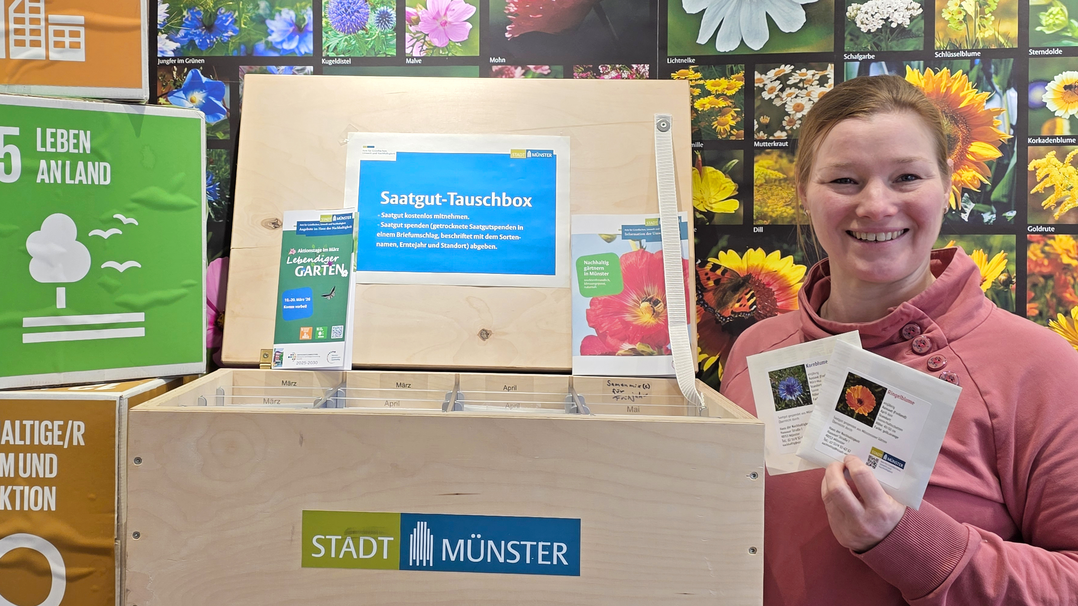 Jessica Fischer, Nachhaltigkeitsberaterin im Haus der Nachhaltigkeit, hält zwei Samentütchen in der Hand.