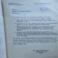 Ein alter Durchschlag des Briefs mit Anordnungen des Stadtkommandanten: '1. Alle Inschriften der NSDAP müssen entfernt werden. Wo diese in Stein gemeisselt sind, müssen sie überdeckt werden. 2. Instruieren Sie die Beamten der Öffentlichen Behörden, diese Arbeit an allen öffentl. Gebäuden auszuführen. 3. Beauftragen Sie die Polizei, alle ansässigen Bürger aufzufordern, solche Inschriften an privaten oder Geschäftshäusern zu entfernen oder unkenntlich zu machen. 4. Diese Arbeit muß bis zum 20. Jun