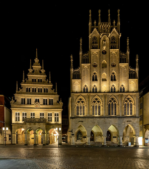 Das historische beleuchtete Rathaus der Stadt Münster bei Nacht