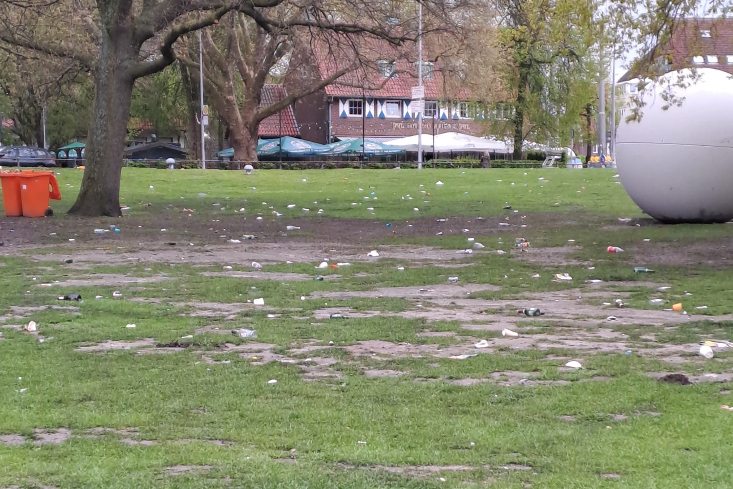 Verschmutze Aaseewiese nach dem 1. Mai