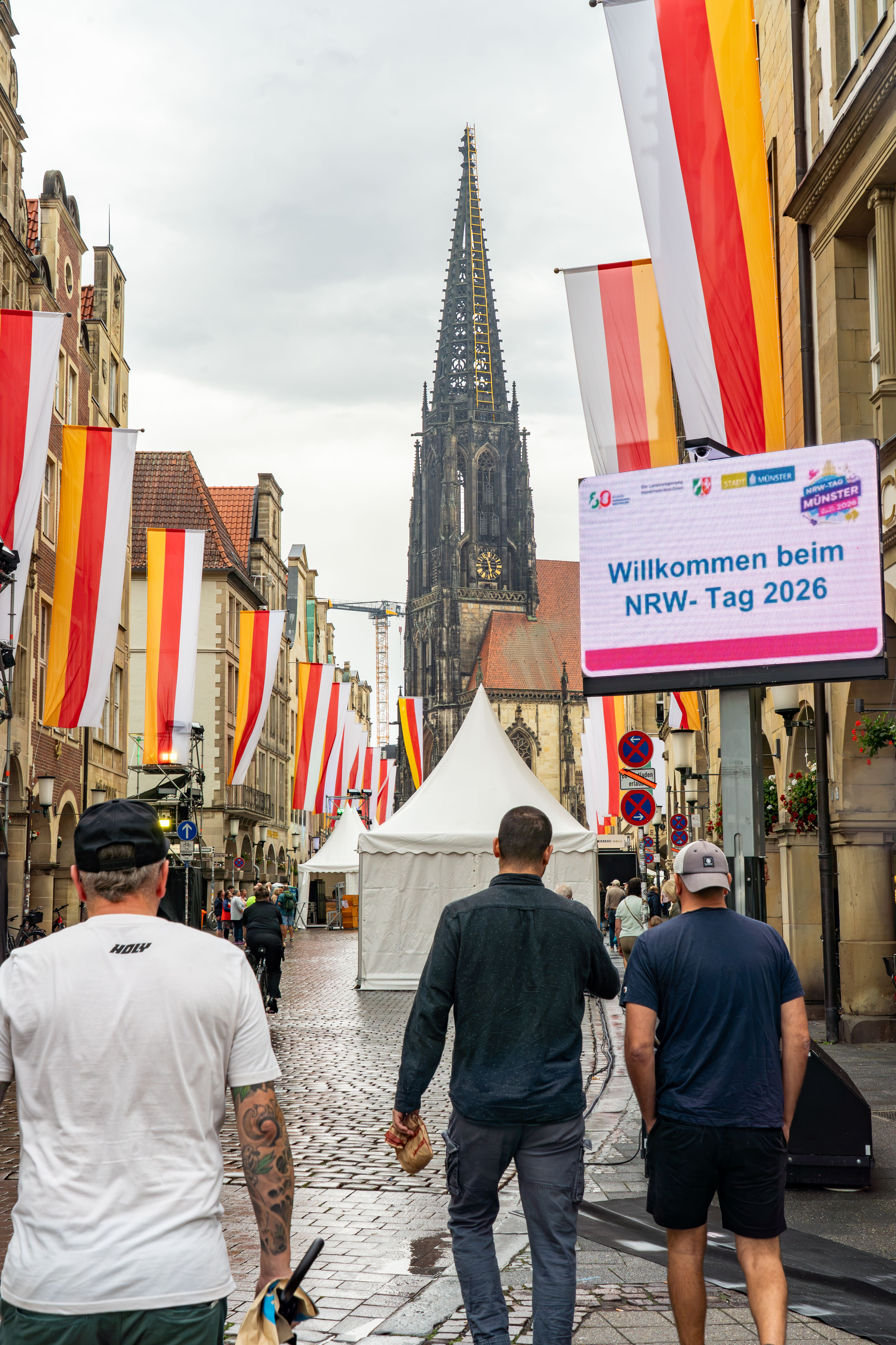Fahnen hängen links und rechts am Prinzipalmarkt