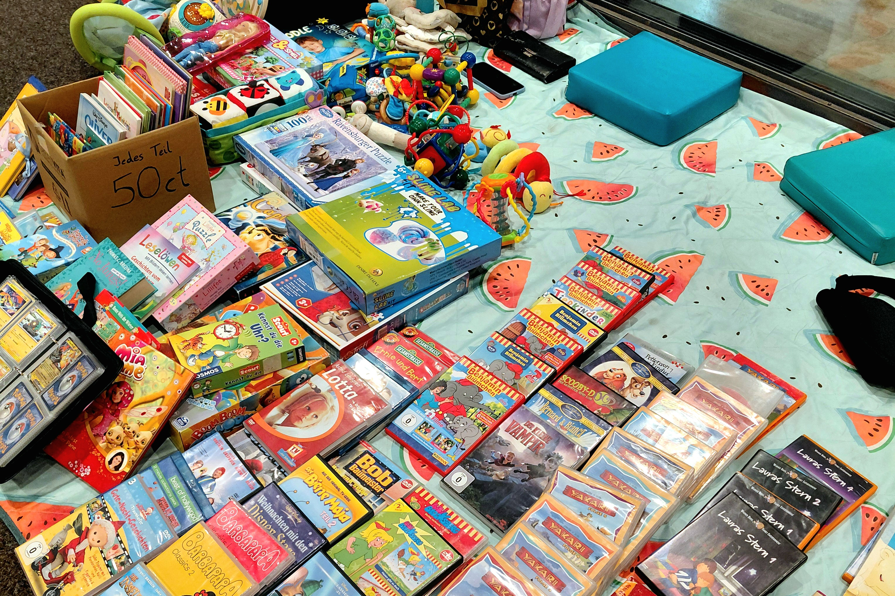 Bücher, Spiele und mehr auf einer Decke