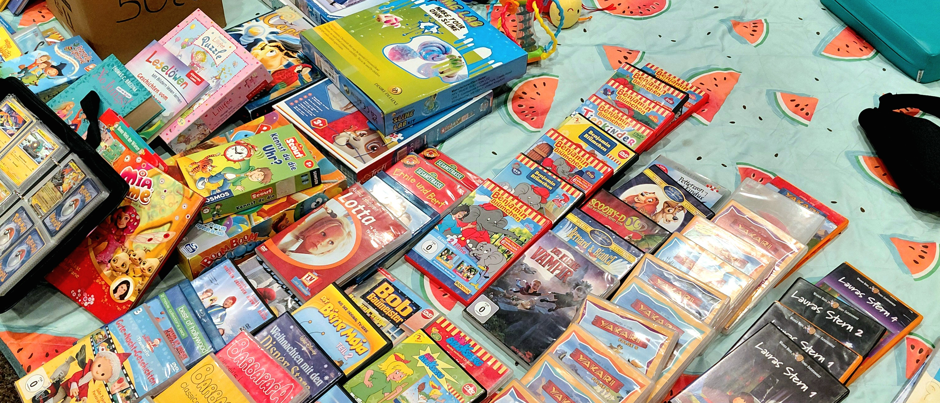 Bücher, Spiele und mehr auf einer Decke