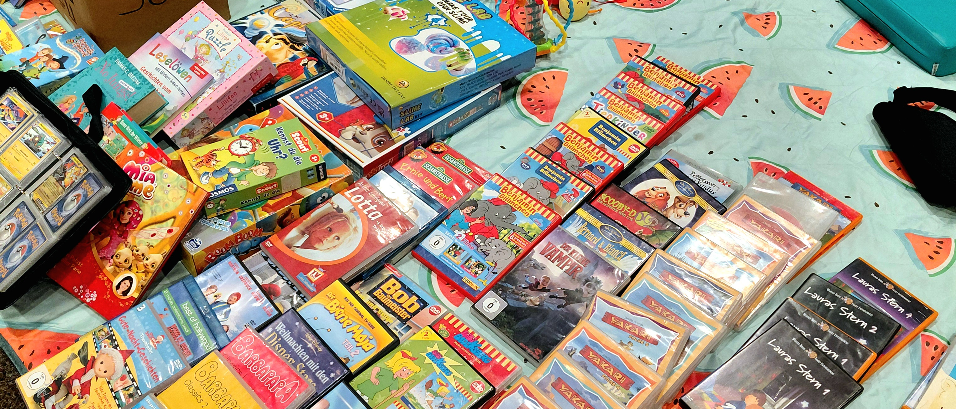 Bücher, Spiele und mehr auf einer Decke