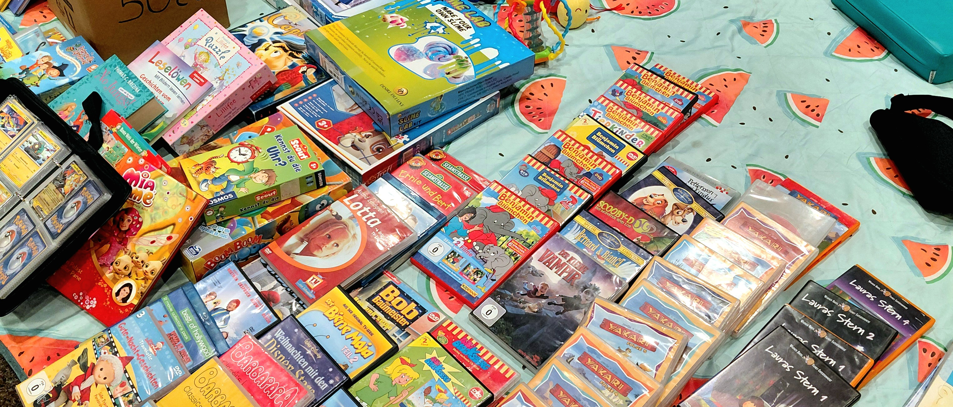 Bücher, Spiele und mehr auf einer Decke