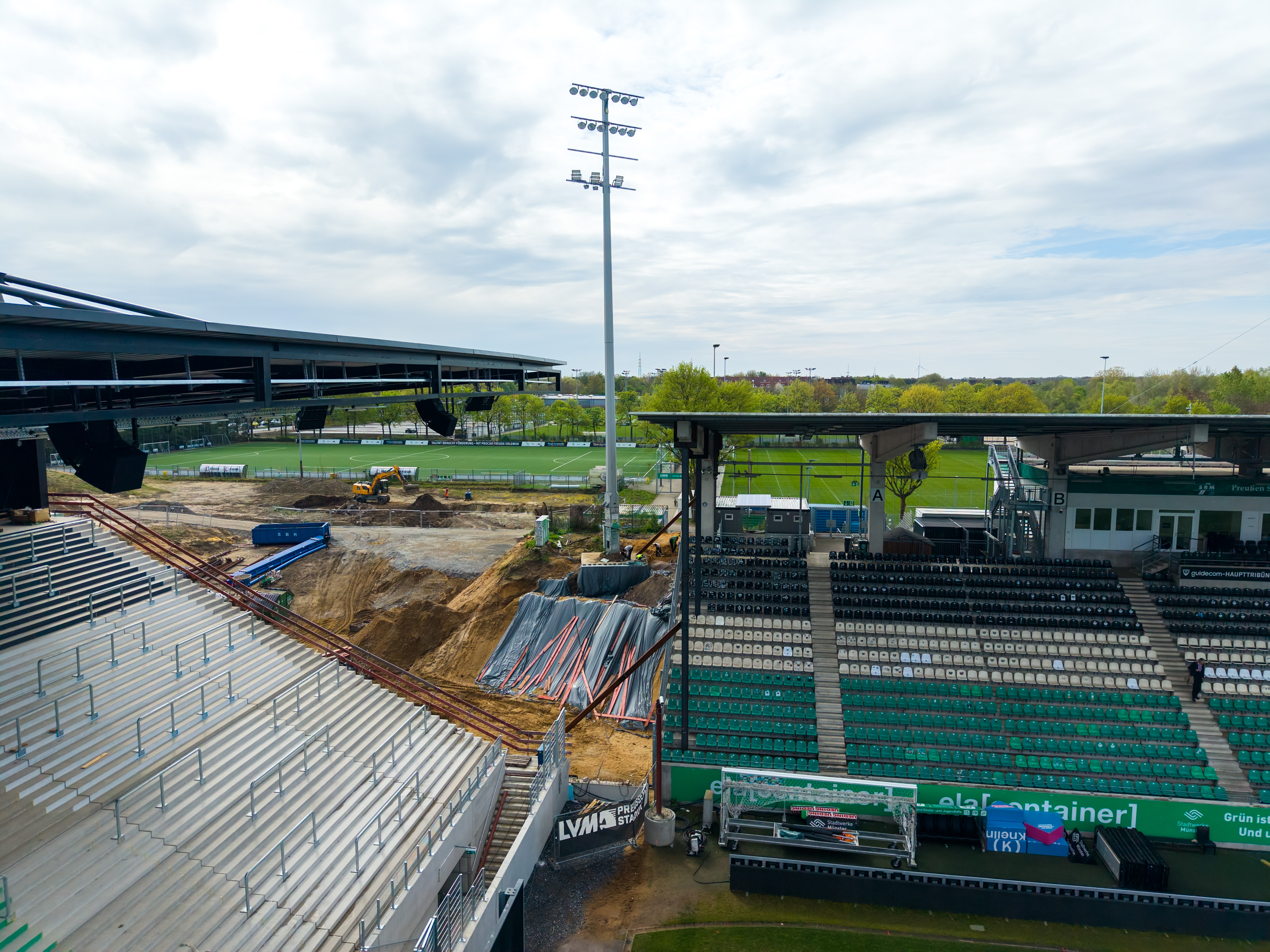 Das LVM-Preußenstadion mit großem Flutlichtmast. Ein Kran steht bereit, um den Mast abzubauen. 
