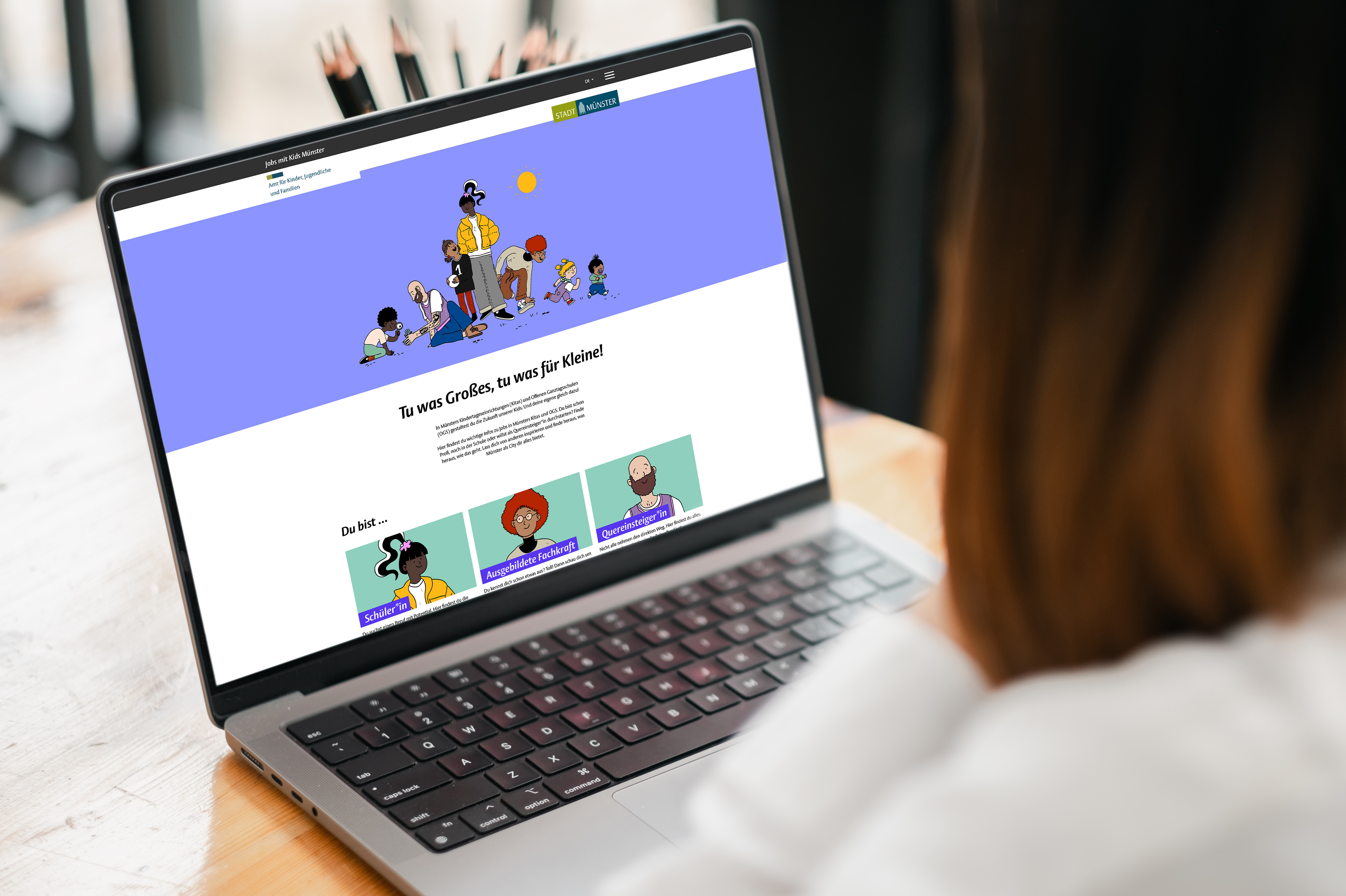 Eine Frau vor einem Laptop. Der Bildschirm zeigt die neue Webseite „Jobs mit Kids“.
