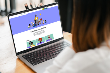 Eine Frau vor einem Laptop. Der Bildschirm zeigt die neue Webseite „Jobs mit Kids“.