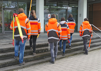 Abbildung: 6 Auszubildende auf dem Weg ins Stadthaus