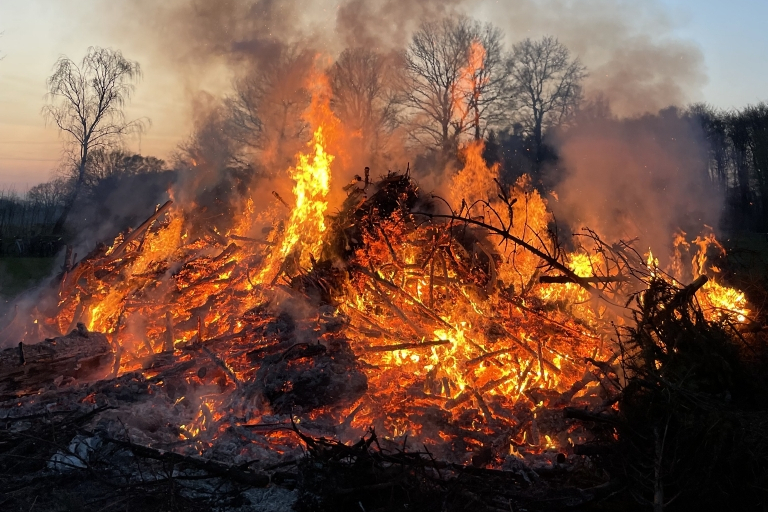 Brennender Reisighaufen